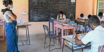පැය 6ක් උගන්නලා ‘මෙච්චර පඩියක්’ ගන්න ගුරුවරු තව ස්ට්‍රයික් කරන්නේ ඇයි?