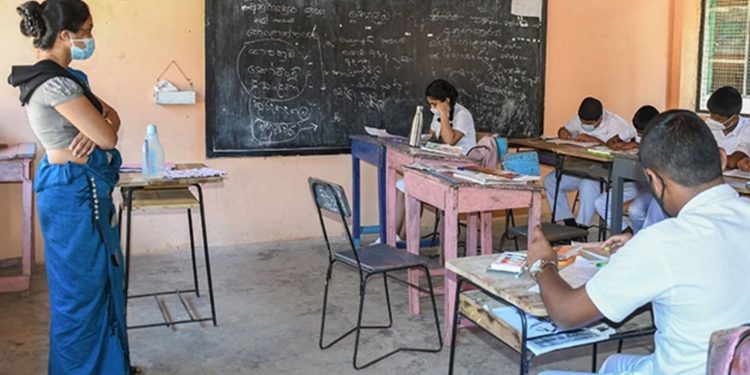 පැය 6ක් උගන්නලා ‘මෙච්චර පඩියක්’ ගන්න ගුරුවරු තව ස්ට්‍රයික් කරන්නේ ඇයි?