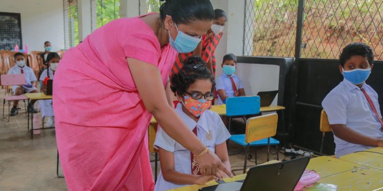 හෙට ගුරුවරුන්ටත් වැඩට එන්න කියයි! අපි එන්නෙ නෑ! ගුරුවරු ලියුමක් ලියයි!