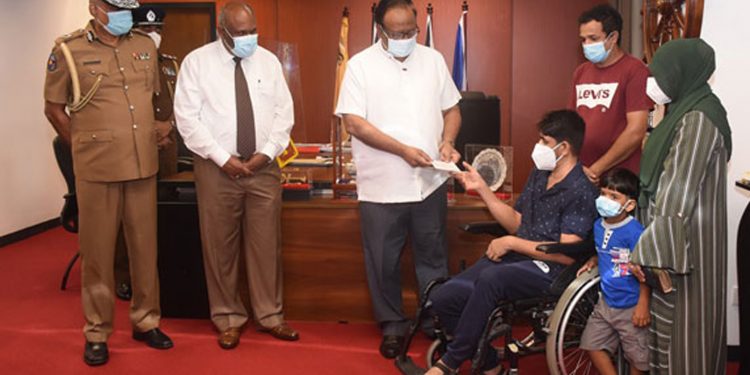 බුදුපිළිම කැඩීමේ ඔත්තුව දී සහරාන්ලාගෙන් වෙඩි කෑ මොහොමඩ් රසීක්ට සරත් වීරසේකර ලක්ෂ 25ක් දෙයි! (PHOTOS)