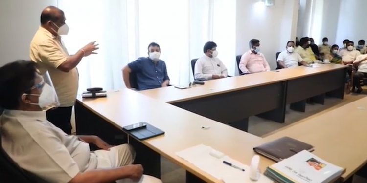 සාධාරණ විවේචන බාරගන්න ලෑස්තියි! හිස් අවලාද සත පහකටවත් ගණන් ගන්නේ නෑ! සජිත් පහර දුන්නේ කාටද? (VIDEO)