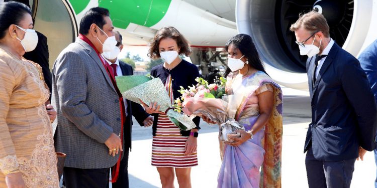 මහින්ද-ශිරන්ති ඉතාලියට ගොඩබැහැලා! (PHOTOS)
