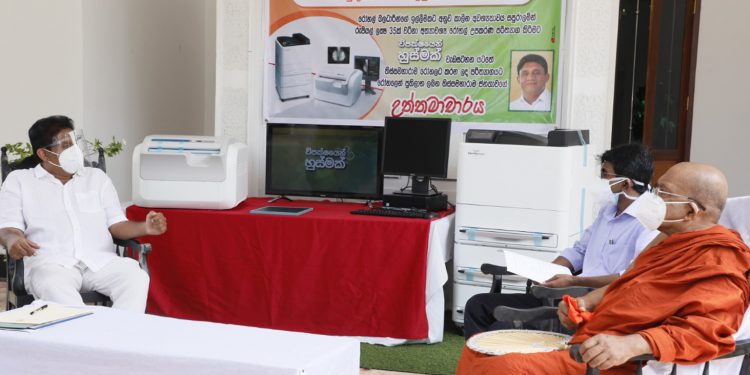 බංකොලොත් ආණ්ඩුව රටත් බංකොලොත් කළා! තිස්ස රෝහලට ලක්ෂ 35ක උපකරණ ලබා දෙමින් සජිත් කියයි! (PHOTOS & VIDEO)