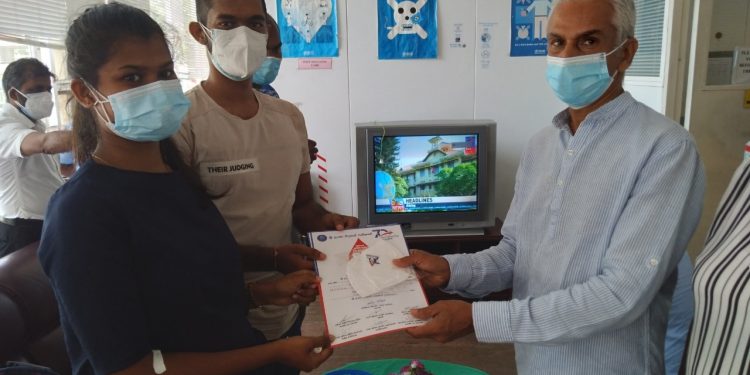 ජේ.ආර්.ගෙ මුනුපුරා බණ්ඩාරනායක හදපු ශ්රීලනිපයට ලේ දන් දෙයි! (PHOTOS)
