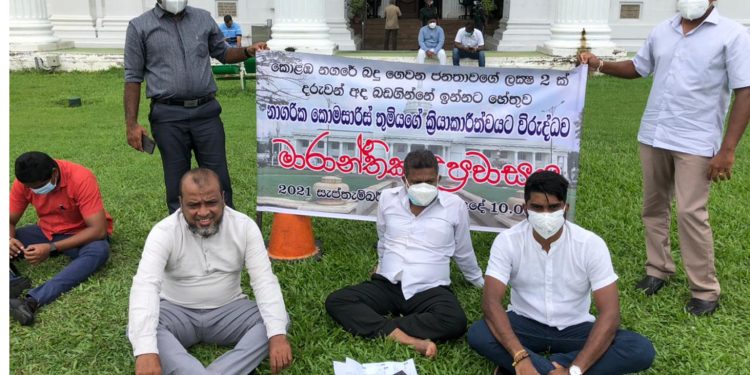 දුප්පතුන්ට දෙන සහන මල්ලට නාගරික කොමසාරිස්වරිය පොල්ල දමයි! මන්ත්රීවරු උපවාසයක් අරඹති! (VIDEO & PHOTOS)