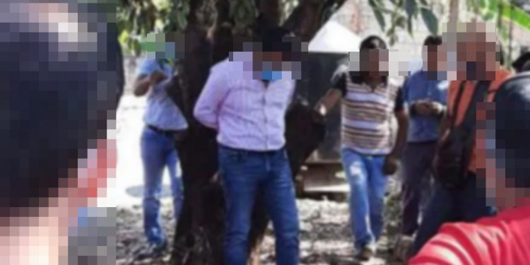 අනියම් පෙම හින්දා පොලිස් නිලධාරියෙක්ව ගස් බැද ගුටි පුජාවක්!