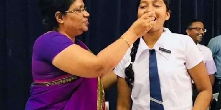 යාපනේ සිසුවියන් දෙදෙනෙක් දිවි නසා ගනී! එක්කෙනෙක් ගෙල වැලලාගෙන! එක්කෙනෙක් වහබීලා!