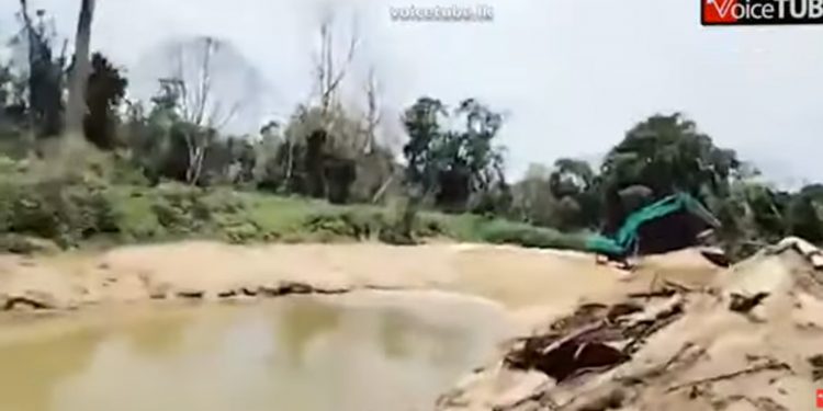 මඩකලපුවේ වැලි ජාවාරම පිටුපස ඉන්නේ නාමල්ද? (VIDEO)