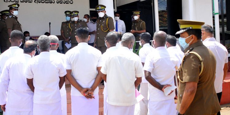 සබ්‍රි වැලිකඩට යයි! සිරකරුවන් වහලෙන් බැස සාකච්ජාවට එයි! (PHOTO)
