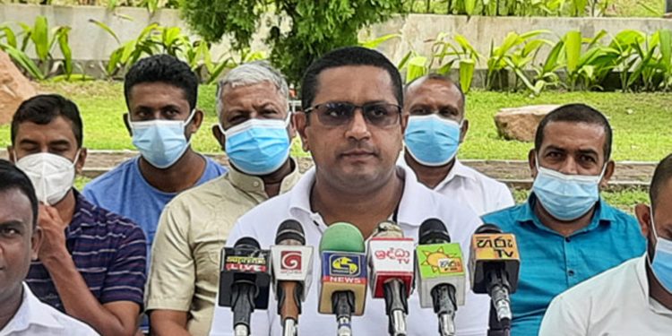 මෝල් හිමියෝ හාල් අතහරිති!