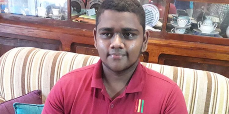 අමීනා වගේම රිස්කානුත් සිංහල-බුද්ධාගමත් එක්කම A 9ක් අරන්!