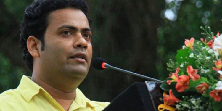 යට ඇඳුම් නැති වුණත් කමක් නෑ එන්නත් ගහනවා නම්…! (VIDEO)