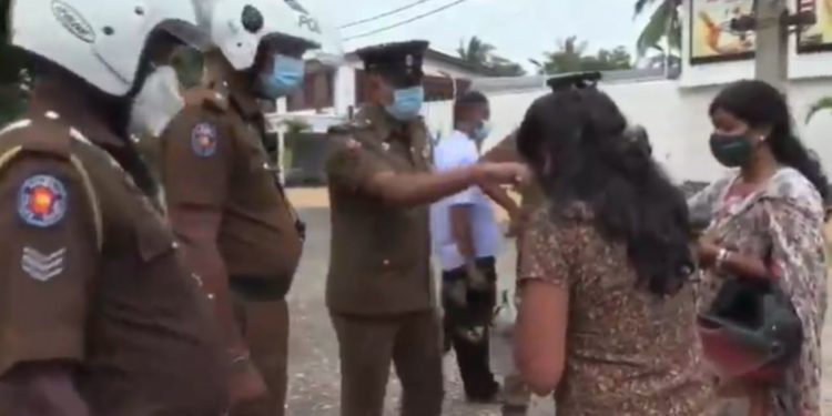 මේ වීඩියෝ එක බලන්න…! මේ වැඩේ සාධාරණද හිතන්න…! (VIDEO)