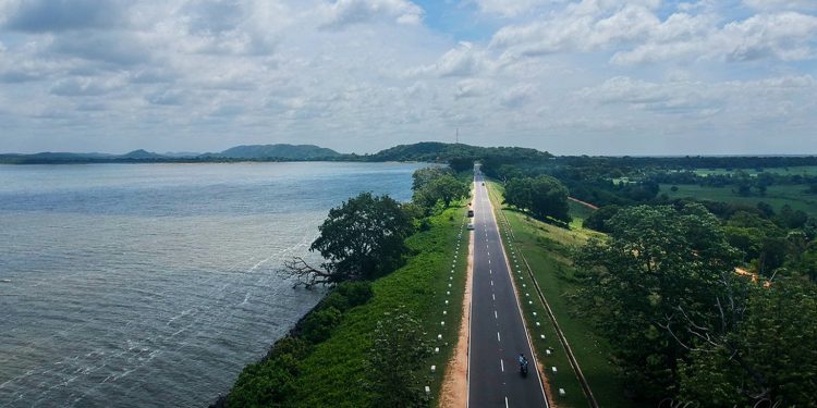 පරාක්රම සමුද්රයේ නවතිද්දී කන්තලේ වැවෙත් ‘ජොගින් ට්රැක්’ එකක් හදන්න යයි! (VIDEO)