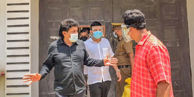 ලොහාන් ගිහින් යකා නටපු අනුරපුරේ හිරේ ගිය මන්ත්රීවරුන් තුන්දෙනා හොයාගත්ත රහස්!