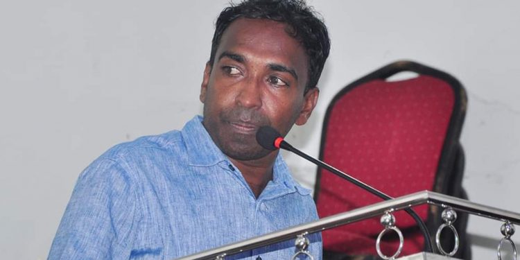 පොහොට්ටු සභාපතිගේ කනට ගැසූ 4ක් අල්ලයි!