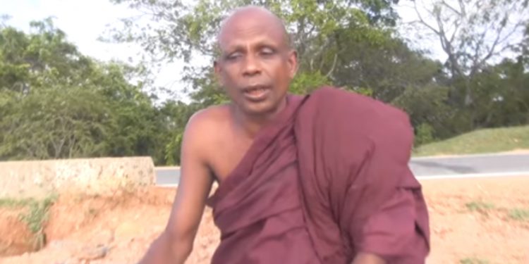 පරාක්‍රම සමුද්‍රයේ ජොගින් ට්‍රැක් එකට විරුද්ධව හිමිනමක් බන්ට් එක උඩ උපවාසයක! (VIDEO)