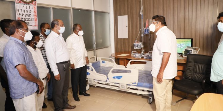පොතුවිල් රෝහලට හුස්ම දෙන ගමන් සජිත් ඇවිදින මංතීරුවලට පහර දෙයි! (PHOTO & VIDEO)