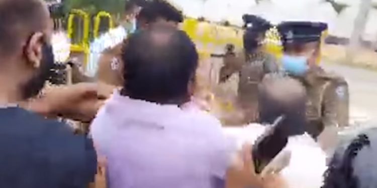 මහන්සි වෙලා අල්ලලා මහන්සියක් නැතිව එළියට ආපු උතුරේ මන්ත්රීගේ වීඩියෝ එක බලන්න! (VIDEO)