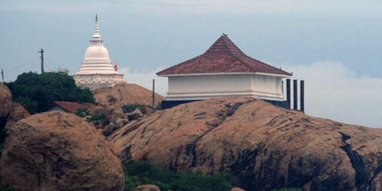 ඵෙතිහාසික කුඩා සිතුල්පව්වේ දාගැබ කඩා නිධන් වස්තු අරන් යයි!