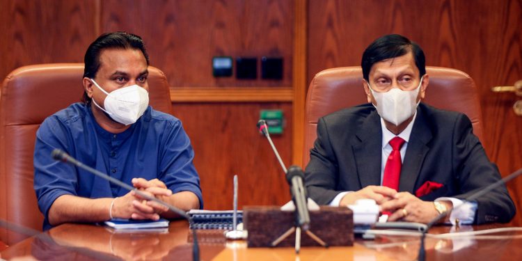 කර්මාන්ත ක්ෂේත්රයේ ප්රශ්න විසදගන්න විමල් කබ්රාල් ළගට යයි!