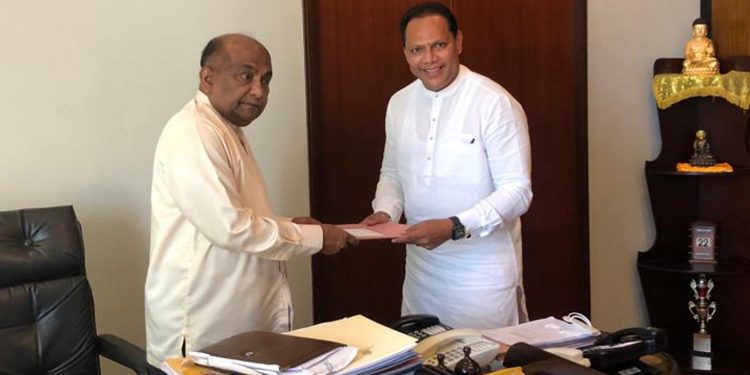 දයාසිරි කතානායකට ලියුමක් බාර දෙයි!