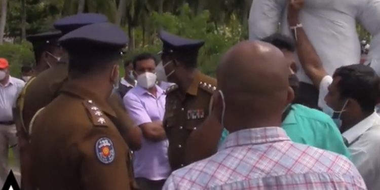 මාර්ග බාධක-පොලිස් බාධක මැදින් ගොවියෝ මැදමුලනට ගිය ගමන…! (VIDEO)