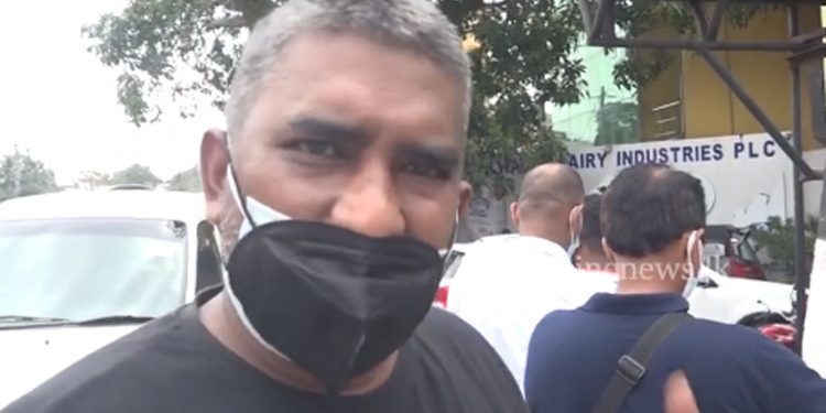 ජන්දෙ දීපු මිනිස්සු කිරිපිටි පෝලිමේ ඉන්න ගමන් කියපු කතා! (VIDEO)