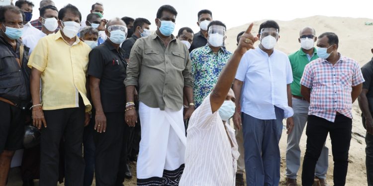 සජිත් කුඹුරෙන් වැල්ලට බහී! ධීවර දුකත් අහයි! විසඳුම් දෙන හැටිත් කියයි! (VIDEO & PHOTOS)
