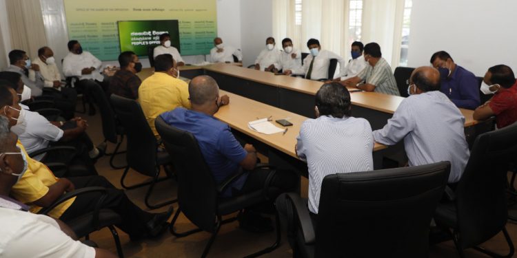 වෘත්තීය සමිති සජිත් මුණගැසෙයි! රට විකුණනවාට එරෙහි සටනට සජබෙත් එකතු වෙයි! මෙහෙයුම් මධ්යස්ථානයකුත් පිහිටුවයි! (VIDEO)