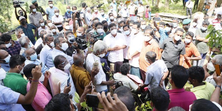බද්දේගම තේ වතු බලන්න ගිය සජිත්ව ජනතාව වට කරගනී! සිලෝන් ටී වට්ටන කුමන්ත්රණයකුත් එළියට එයි! (PHOTOS & VIDEO)