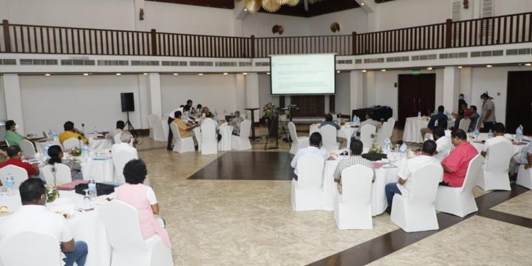 සජිත් හදිසියේම මන්ත්‍රීවරුන් හෝටලයකට ගෙන්නුවේ ඇයි? අලුත් ආණ්ඩුවක් හදන්න සූදානම් වෙනවාද? (PHOTOS)