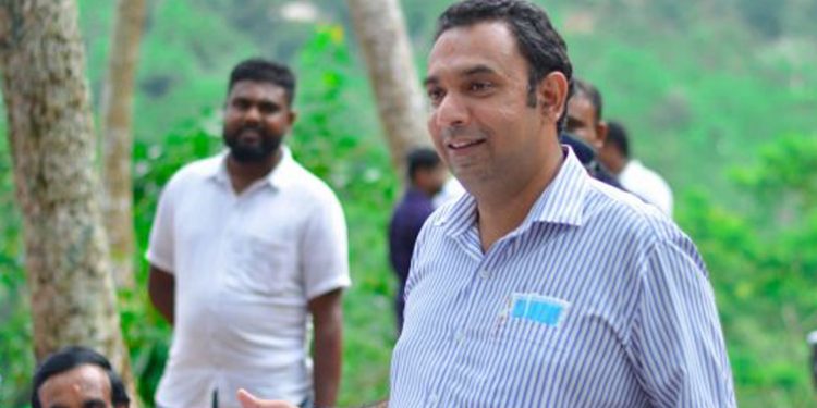 ලොකු ලොකු රටවලට ලොකු බහුජාතික සමාගම්වලට අපිට ඕන කොන්දේසි දාන්න බෑ! අපිට කරන්න බැරි නිසයි ඒ අයගේ උදව් ගන්නේ! ආණ්ඩුවේ මන්ත්රී අකිල කියයි! (VIDEO)