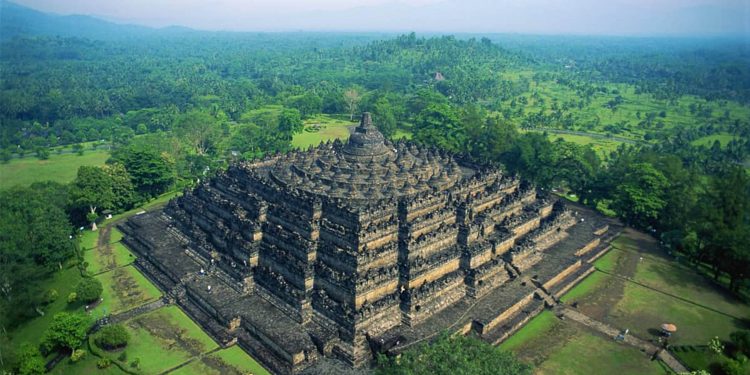 ගිනියම්ව ගලාගිය ලාවා අතරින් මතු වූ බුද්ධ ශක්තිය…