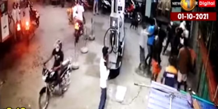 මොරවක ෂෙඩ් එකේ වලිය! (VIDEO)