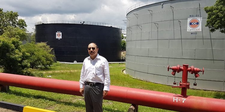 ඉන්දීය විදේශ ලේකම් තෙල් ටැංකි බලන්න හෙලිකොප්ටරෙන් ත්රිකුණාමලේ ගිහින්! (VIDEO)