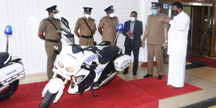 අයිඩියල් මෝටර්ස් විසින් අධිබලැති යතුරු පැදි 2ක් ශ්‍රී ලංකා පොලිසියට පරිත්‍යාග කරයි
