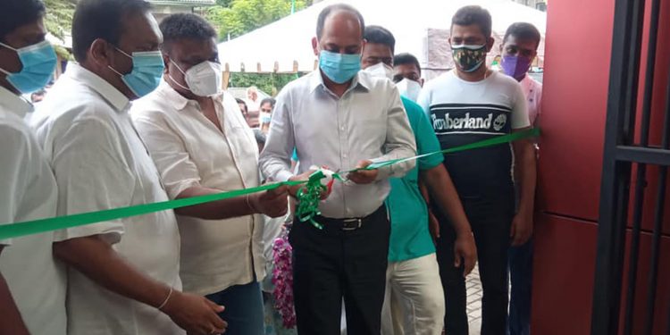 මිල පාලනය කරන්න හදිසි නීතිය දානවා! ඊට පස්සේ ගැසට් එක රිවස් කරනවා! දැන් මුදලාලිලා මිල තීන්දු කරනවා! (VIDEO)
