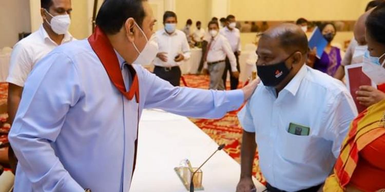 මහින්ද එක්ක කරපු සාකච්ජාත් අසාර්ථකයි! ගුරුවරු දිගටම වර්ජනය කරන්න තීන්දු කරයි! (VIDEO)