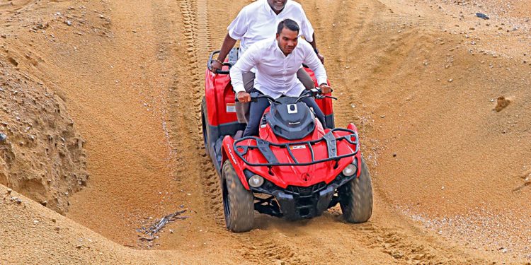නාමල්-ප්‍රසන්න-සාගර පෝර්ට් සිටියේ තරගෙට රේස් පදියි! (VIDEO & PHOTOS)