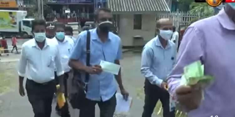 ආණ්ඩුව දුන් 5000ට විදුහල්පතිවරු පයින් ගහයි! සල්ලි ආපහු ‌ගෙනැවිත් බාරදෙයි! (VIDEO)
