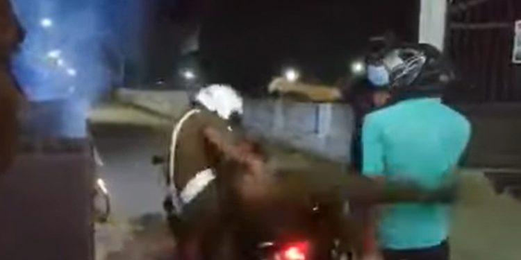 එක පොලිස්කාරයෙක් ලෝකෙටම පේන්න කරපු එක බලු වැඩක්! (VIDEO)