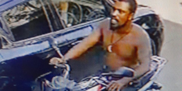 දෙහිවල මුස්ලිම් පල්ලියකට පහර දෙයි! පොලිසිය සැකකරු පස්සේ පන්නයි! (VIDEOS)