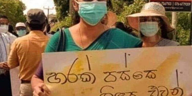 මුලු කතාවම කියවෙන පින්තූරයක්!