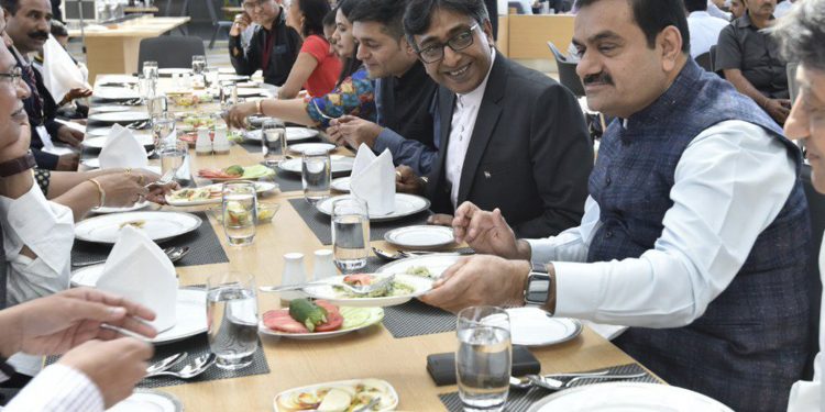 හමුදාවේ හෙලිකොප්ටරයකින් අදානි මන්නාරමේ බලාගාරයක් බලන්න යයි!