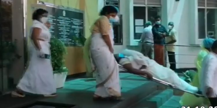 අත්තනගල්ල සභාවේ ගුටි කෙළියක්!  ‌මන්ත්‍රීවරියකගේ කනෙන් ලේ එන්න ගහලා! (VIDEO)