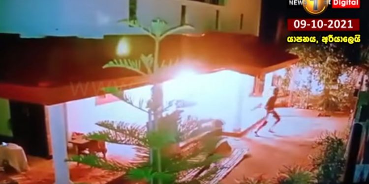 මෙහෙම ගෙවල්වලට පැනලා කුඩුකරලා ගිනි තියලා දුවපු චණ්ඩි කව්ද? (VIDEO)