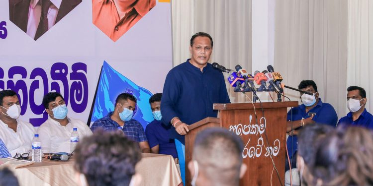 ඩිලාන්ලා-රෝහිතලා-එස්.බී.ලා ගුරුවරුන්ට ගහද්දි දයාසිරි එහෙම කියන එවුන් ආණ්ඩුවෙ ඉන්න ගොන් නාම්බො කියලා නම් කරයි! (VIDEO)