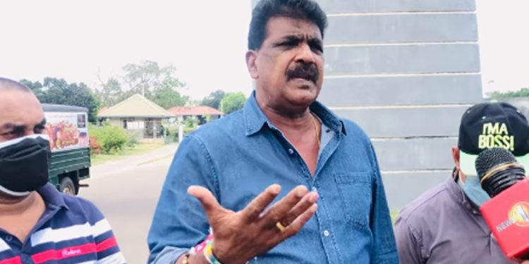 එල්ලුම් ගහට නියම වුණු දුමින්ද සිල්වා නිදහස්! මහබැංකුව කොල්ලකාපු ඔක්කොම එළියේ! රන්ජන්ව අපරාධකාරයෙක් වගේ හිරේ දාලා! කෝ ජනාධිපතිගෙ එක නීතිය? (VIDEO)