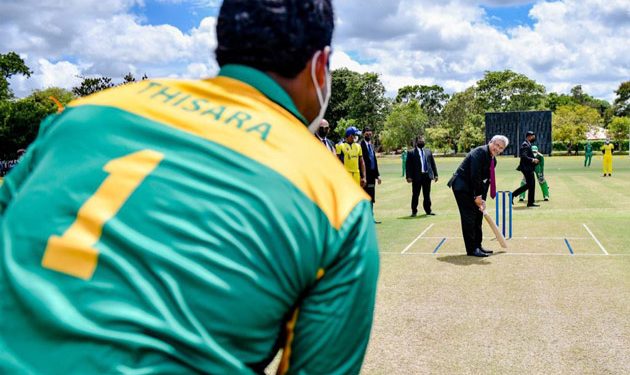 තිසර බෝල් කරයි! ජනපති බැට් කරයි! (PHOTO)
